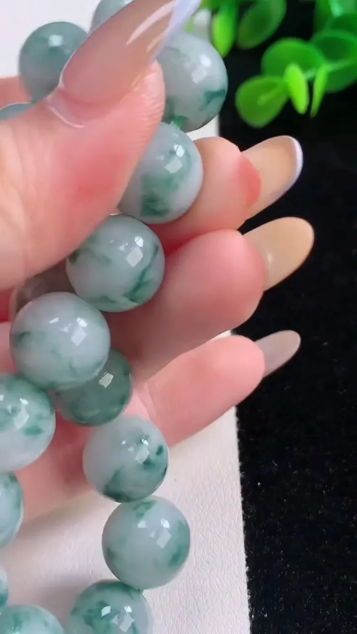 天然A货翡翠飘花圆珠手串，尺寸12-17颗，重:52.18g11月18日
工厂直销收藏佳品,种好水足，色泽均匀，有种有色，上手高大气！