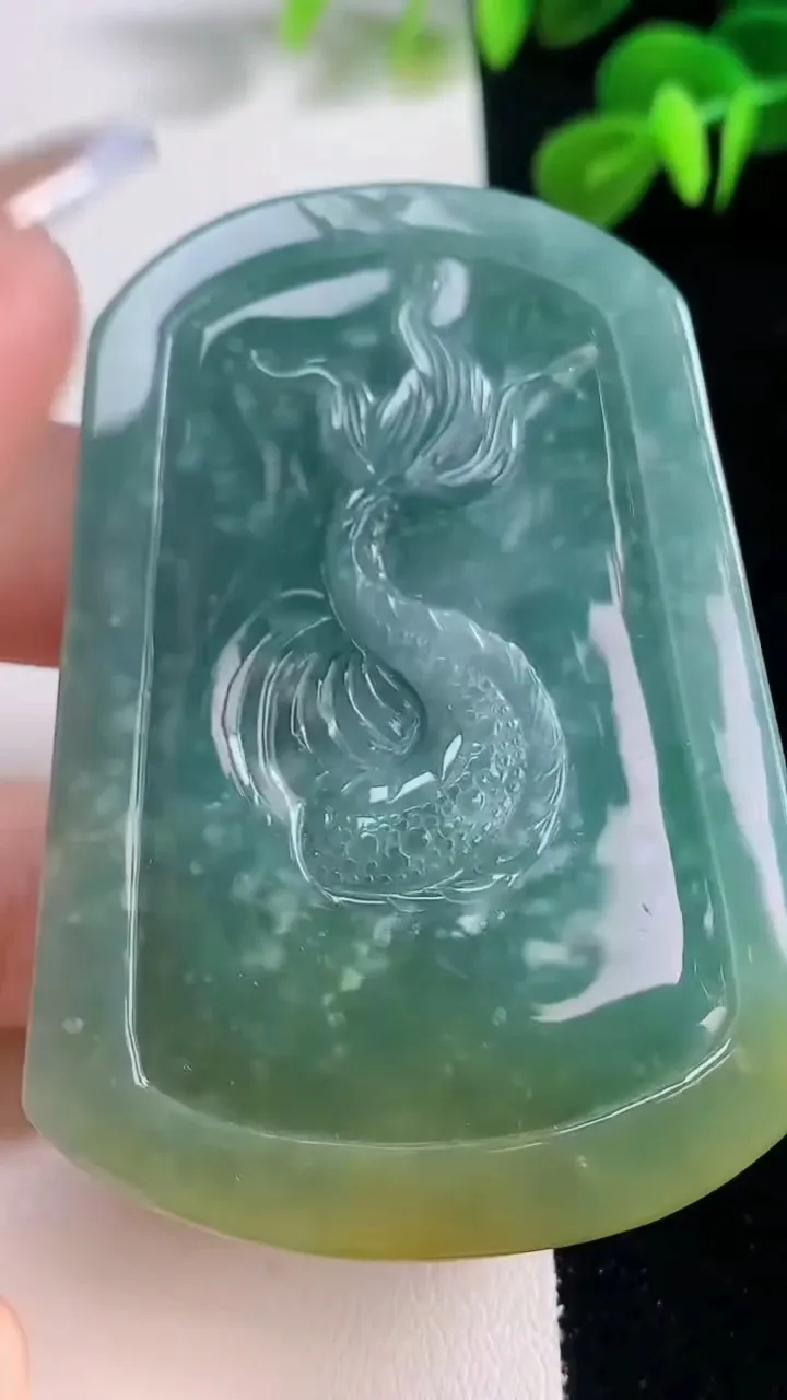 天然A货翡翠双彩龙牌吊坠，尺寸76.6-46-5，重:73.22g
11月18日