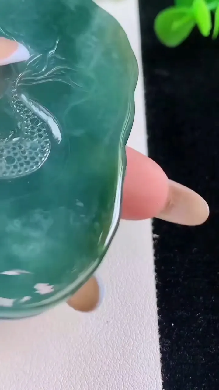 天然A货翡翠龙牌吊坠，尺寸71.3-40.3-12.6，重:68.34g
11月18日