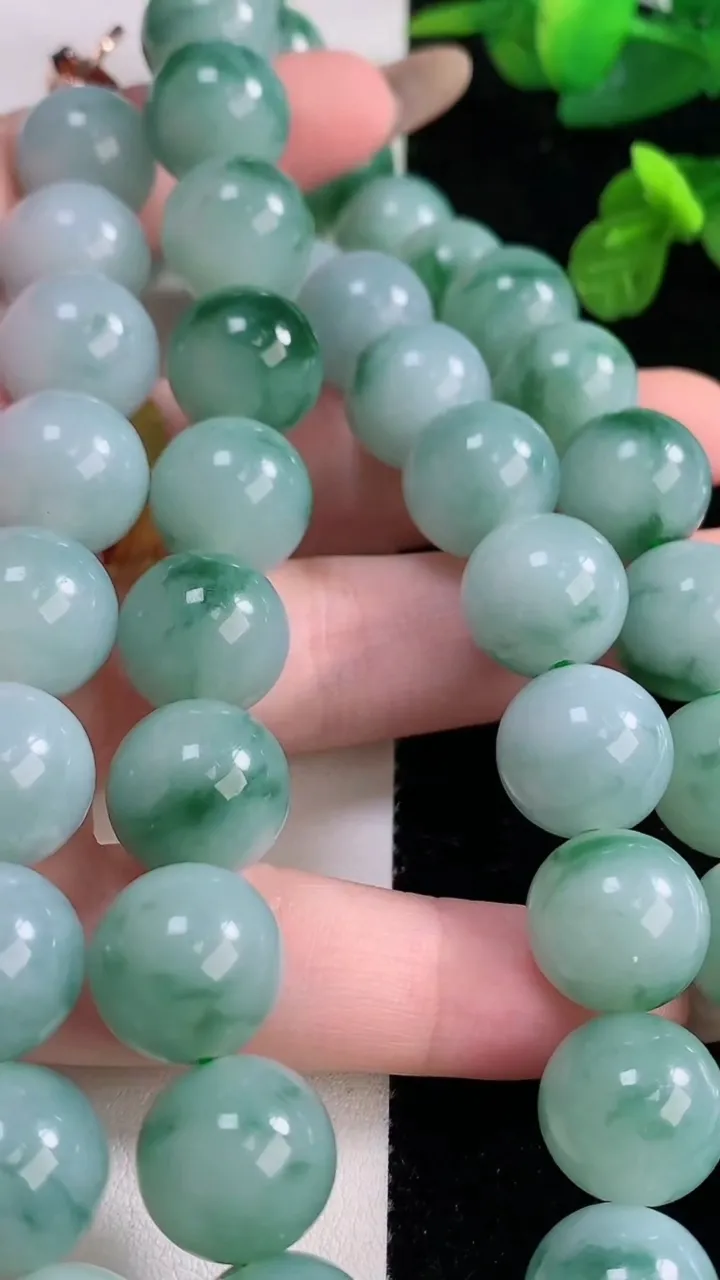 天然A货翡翠飘花圆珠项链，尺寸13-48颗，重量:189.83g11月18日
工厂直销收藏佳品,种好水足，色泽均匀，有种有色，上手高大气！