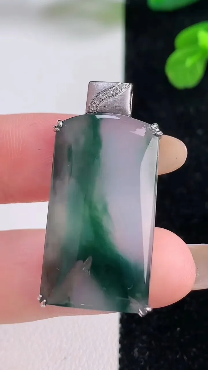 天然A货翡翠种飘花无事牌吊坠，尺寸29.4-16.8-5.4，重量:7.47g
11月18日