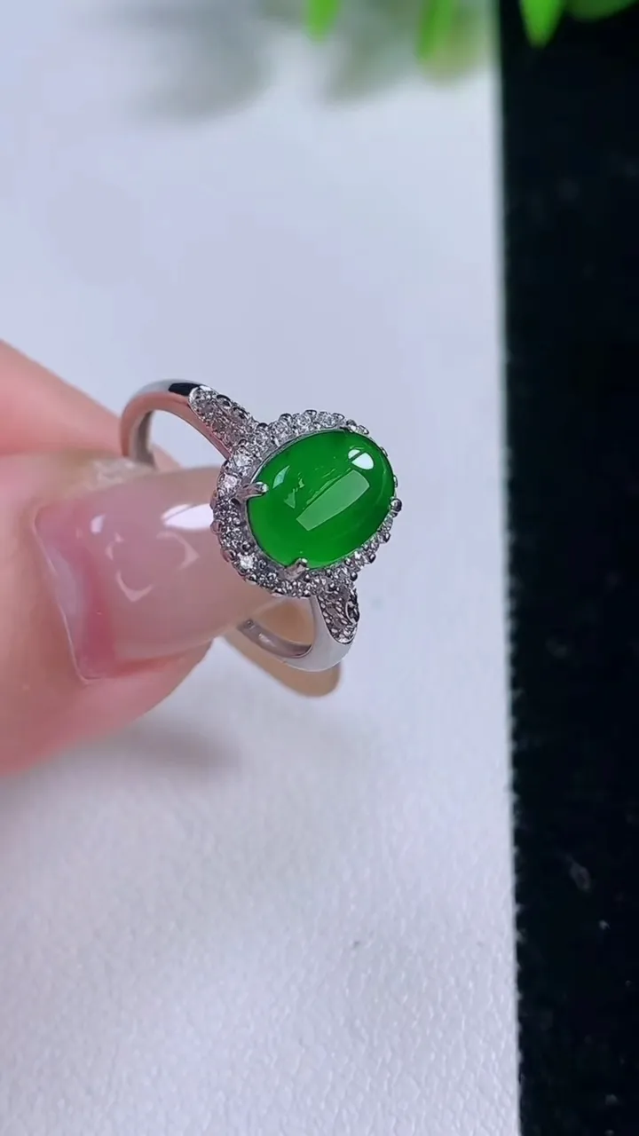 天然A货翡翠蛋面戒指，尺寸8.5-6.5-6，重量:2.25g2025年11月18日
工厂直销收藏佳品,种好水足，色泽均匀，有种有色，上手高大气！