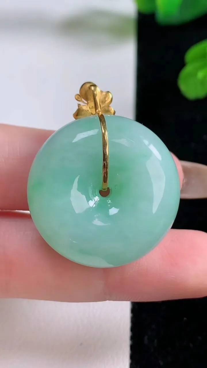 天然A货翡翠平安扣吊坠，尺寸27.6-11，重量:17.69g
11月18日