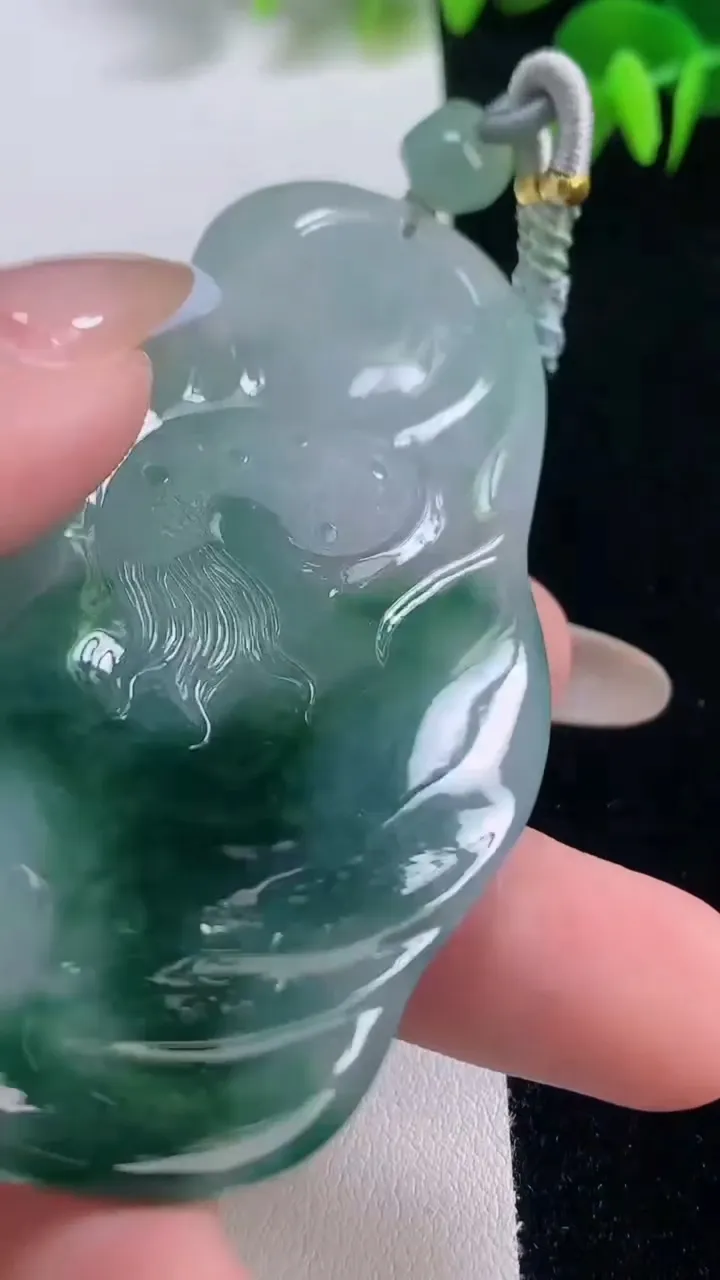 天然A货翡翠种飘花龙牌吊坠，尺寸76-39.2-8.5，重:48.34g
11月18日