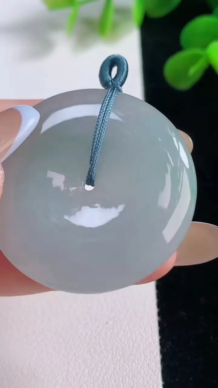 天然A货翡翠平安扣吊坠，尺寸35.3-5.8，重量:15.52g
11月18日