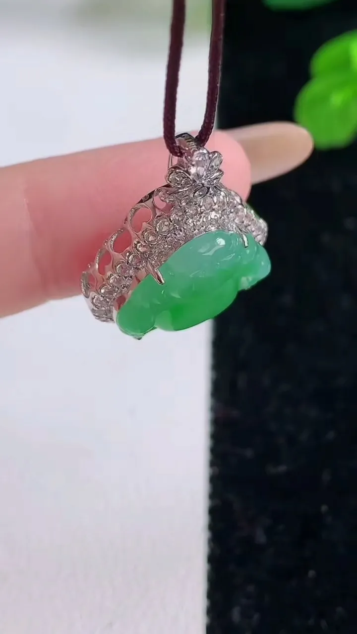 天然A货翡翠佛公吊坠，尺寸22.6-18.2-7.7，裸石12-15重量:2.90g
11月18日