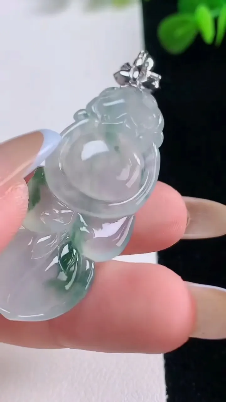 天然A货翡翠种飘花年年有余吊坠，尺寸53-19.8-5.8，重:9.80g
11月18日