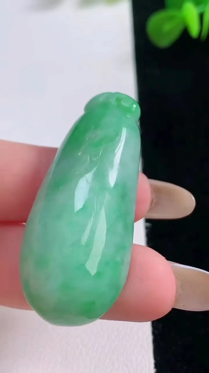 天然A货翡翠福瓜吊坠，尺寸44.2-19.3-11.3，重:17.26g
11月18日