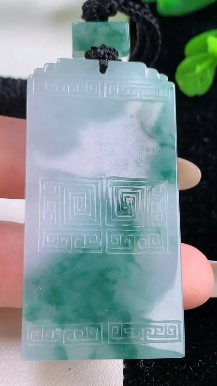 天然A货翡翠冰种飘花仿古无事牌吊坠，尺寸56-28.7-5.8，重量:36.16g
11月18日