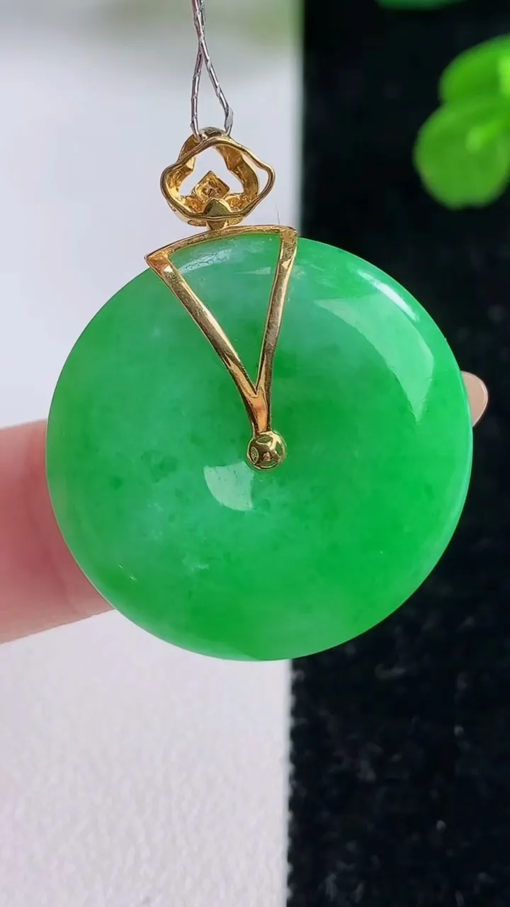 天然A货翡翠平安扣吊坠，尺寸25.7-4.5，重量:7.22g
11月18日