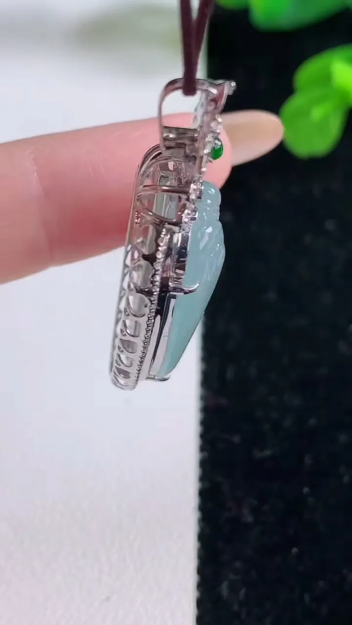 天然A货翡翠种飘花福瓜吊坠，尺寸39-15-8.3，裸石25.1-12重量:5.76g
11月18日