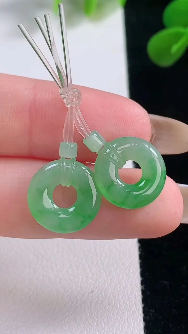 天然A货翡翠平安环吊坠一对，尺寸13-2.2，重量:1.74g
11月18日