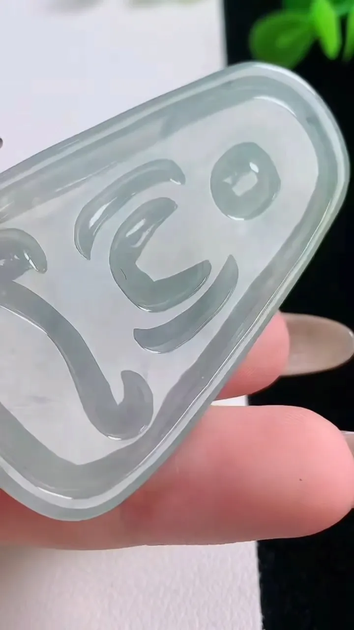 天然A货翡翠冰种飘花大日如来吊坠，尺寸55.1-33.5-5.8，重:21.66g
11月18日