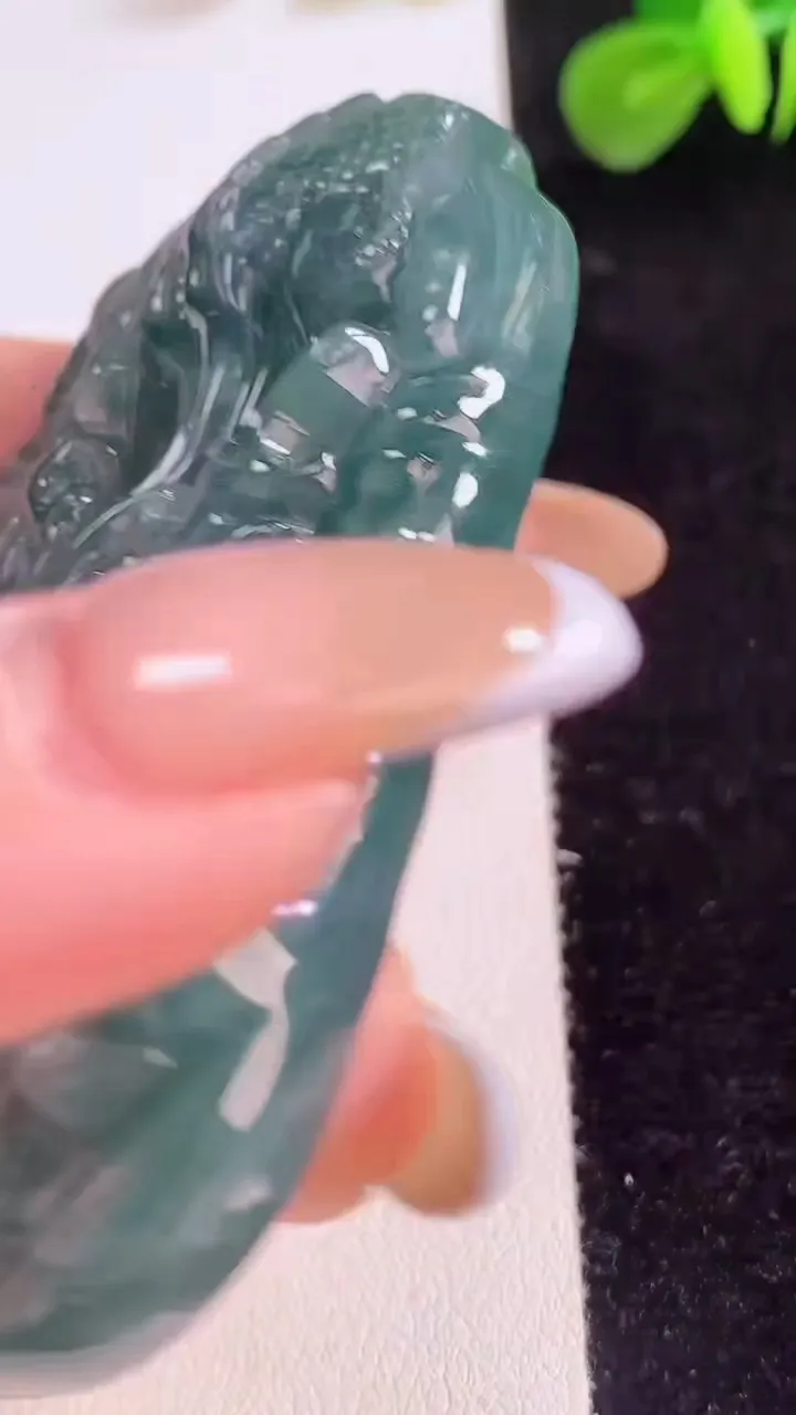 天然A货翡翠龙牌吊坠，尺寸71.3-40.3-12.6，重:68.34g
11月18日