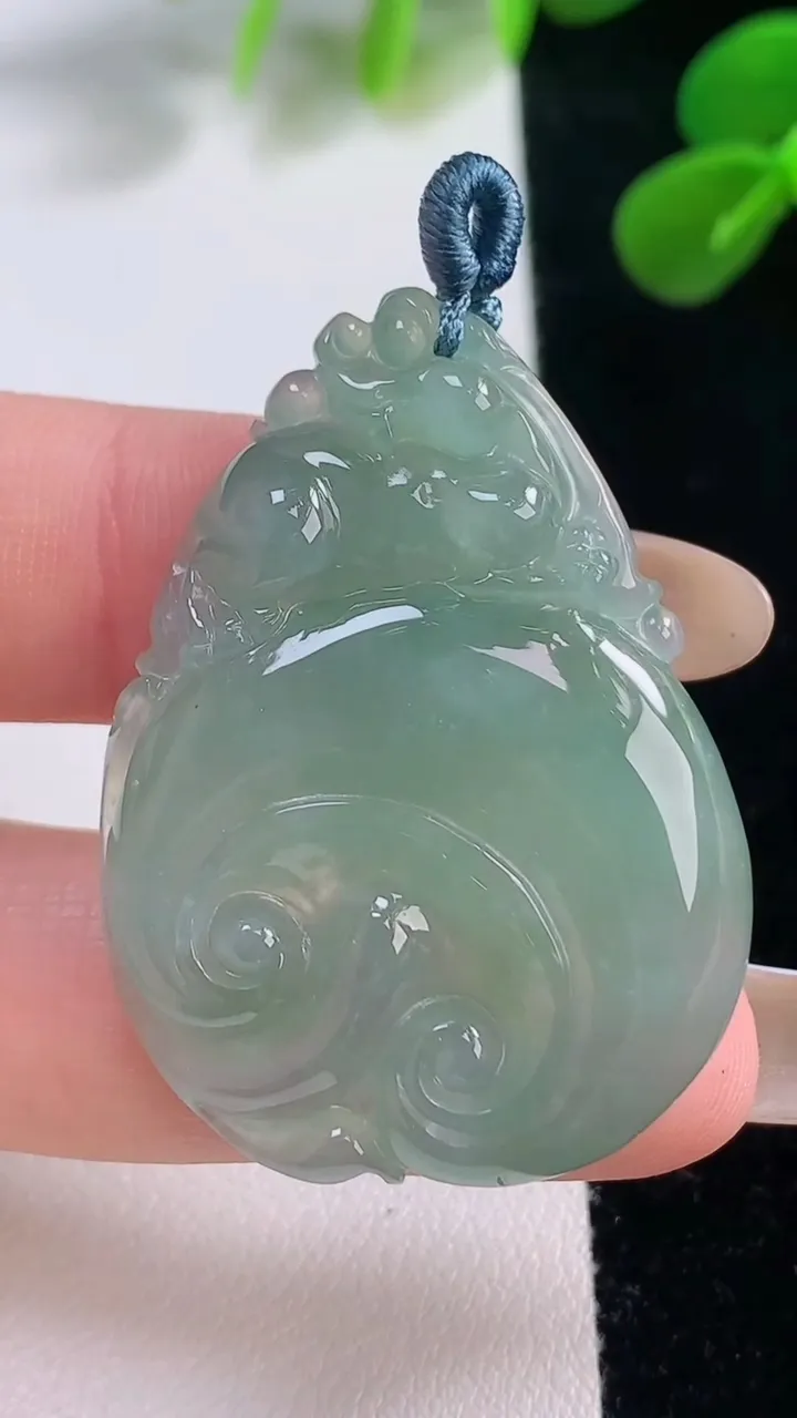 天然A货翡翠如意头吊坠，尺寸39.5-29.6-5.5，重量:12.51g
11月18日