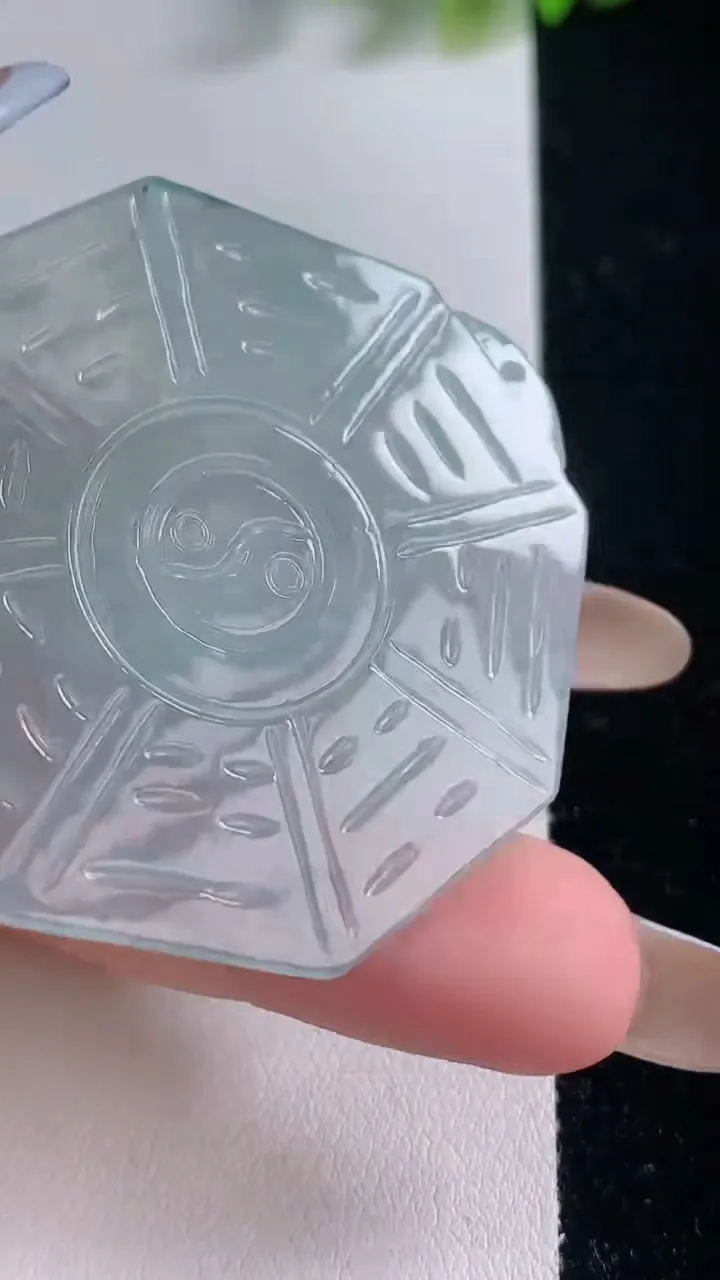 天然A货翡翠冰种飘花八卦牌吊坠，尺寸48.6-45.4-2.4，重量:14.06g
11月18日