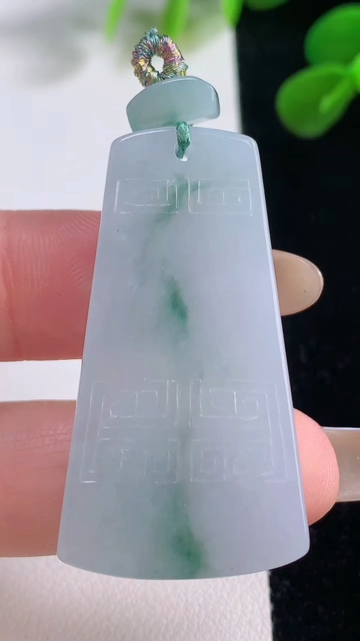 天然A货翡翠飘花仿古无事牌吊坠，尺寸42-23.3-5.8，重量:15.66g
11月18日