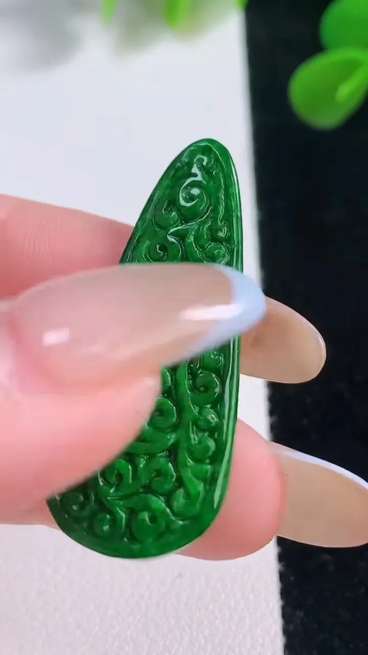 天然A货翡翠雕花无事牌吊坠，尺寸37.5-15.5-3，重量:3.31g
11月18日