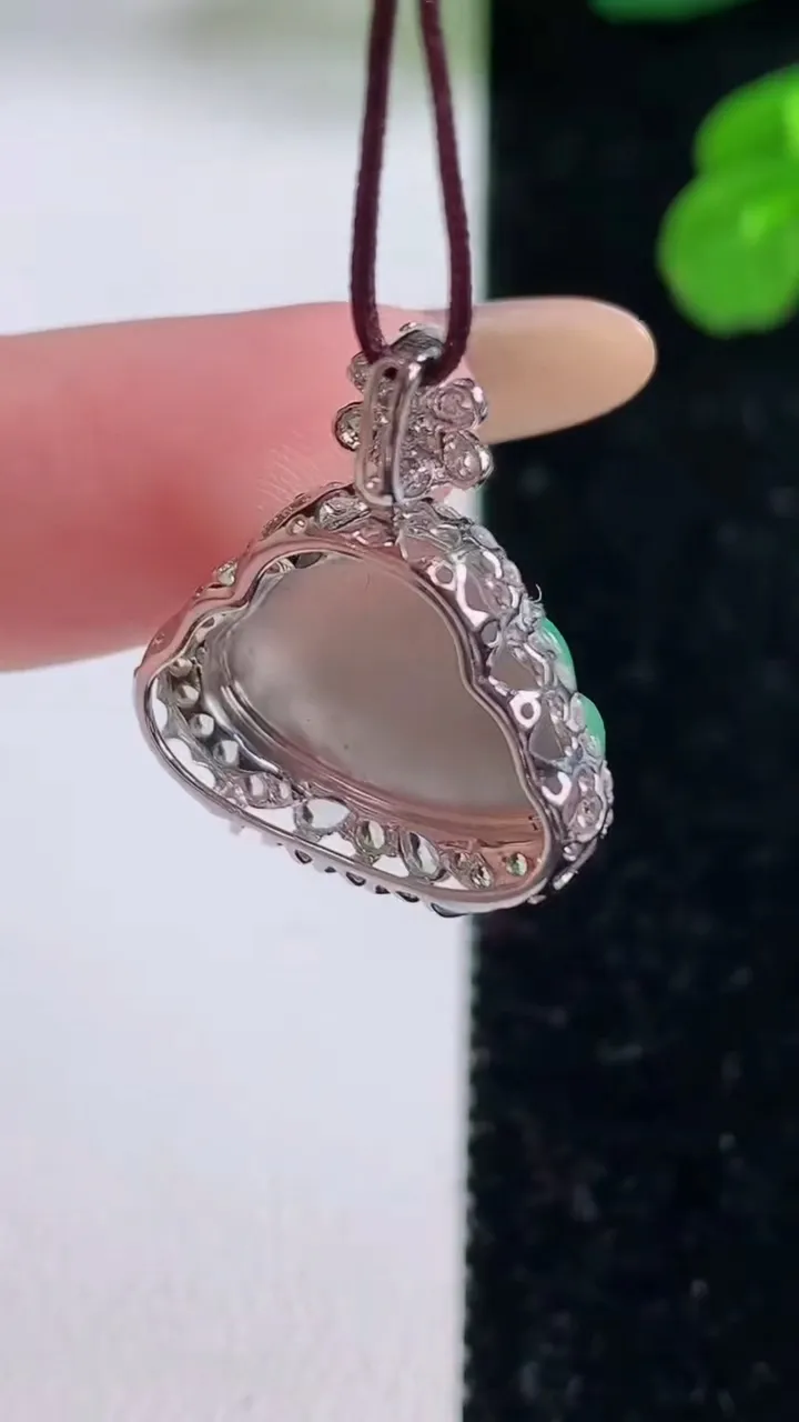 天然A货翡翠佛公吊坠，尺寸22.6-18.2-7.7，裸石12-15重量:2.90g
11月18日