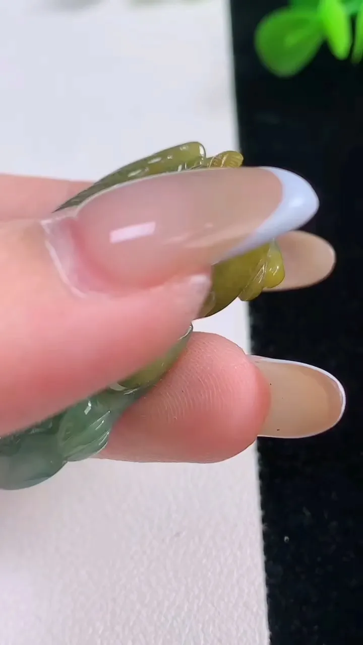 天然A货翡翠双彩貔貅吊坠，尺寸41.3-19.6-16.2，重:25.00g
11月18日