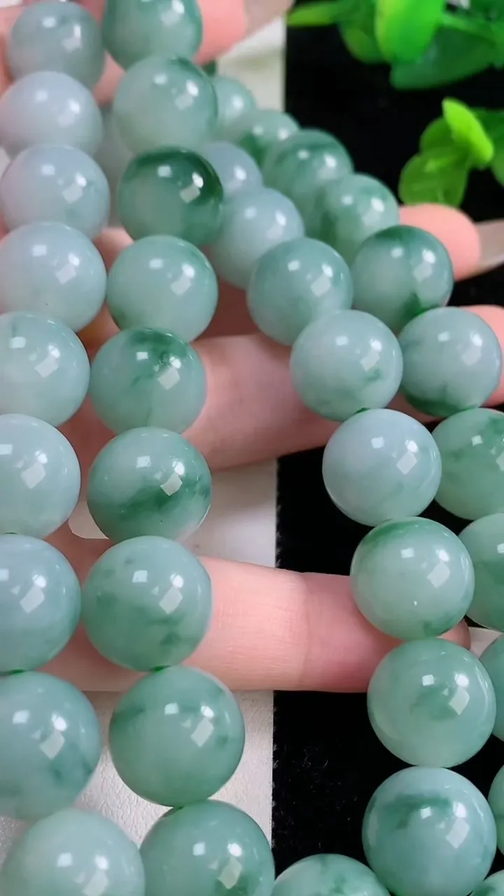 天然A货翡翠飘花圆珠项链，尺寸13-48颗，重量:189.83g11月18日
工厂直销收藏佳品,种好水足，色泽均匀，有种有色，上手高大气！