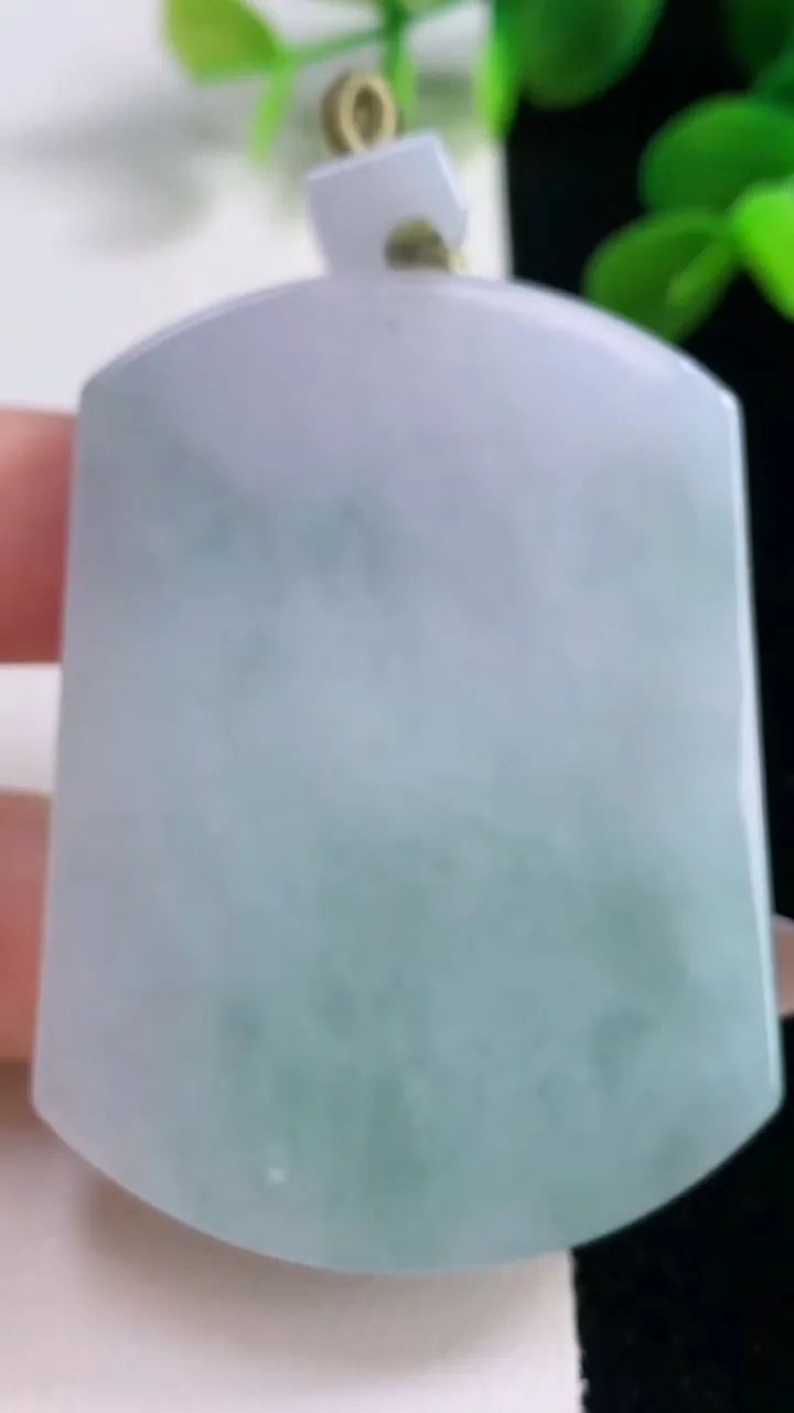 天然A货翡翠无事牌吊坠，尺寸56.7-41-5.8，重量:41.44g
11月18日