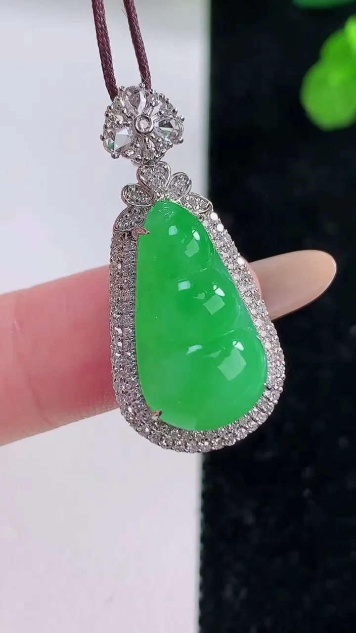 天然A货翡翠福豆吊坠，尺寸31.4-14.8-8.3，裸石19-10.6重量:3.91g
11月18