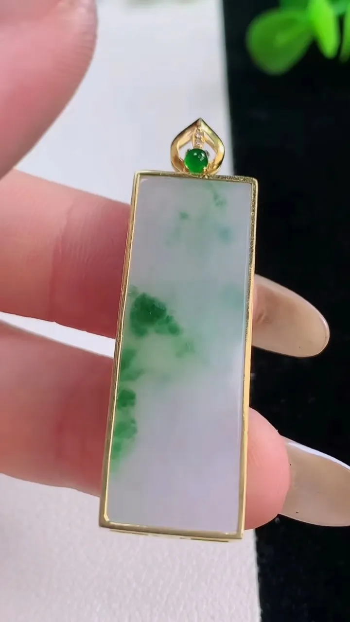 天然A货翡翠无事牌吊坠，尺寸39-13.6-5，重:8.51g
11月18日