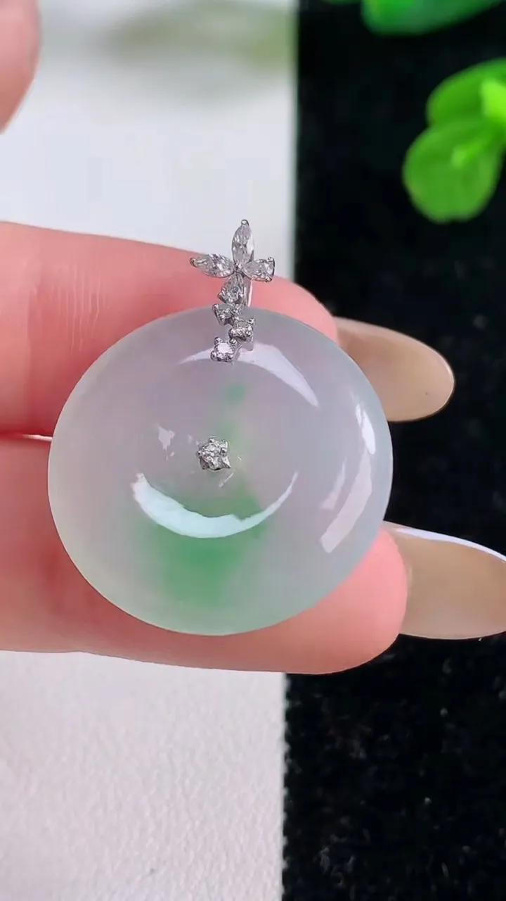 天然A货翡翠平安扣吊坠，尺寸23.3-5.6，重量:6.47g
11月18日