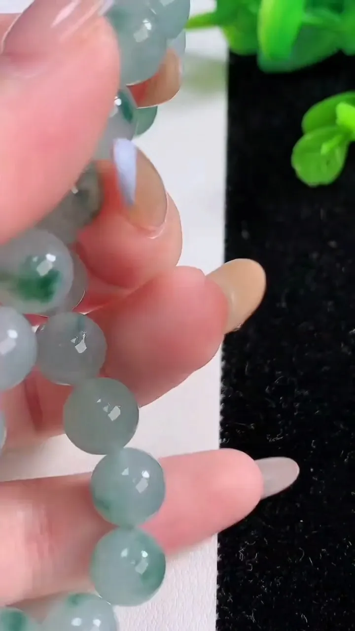天然A货翡翠种飘花圆珠手串，尺寸9.8-20颗，重量:32.45g11月18日
工厂直销收藏佳品,种好水足，色泽均匀，有种有色，上手高大气！