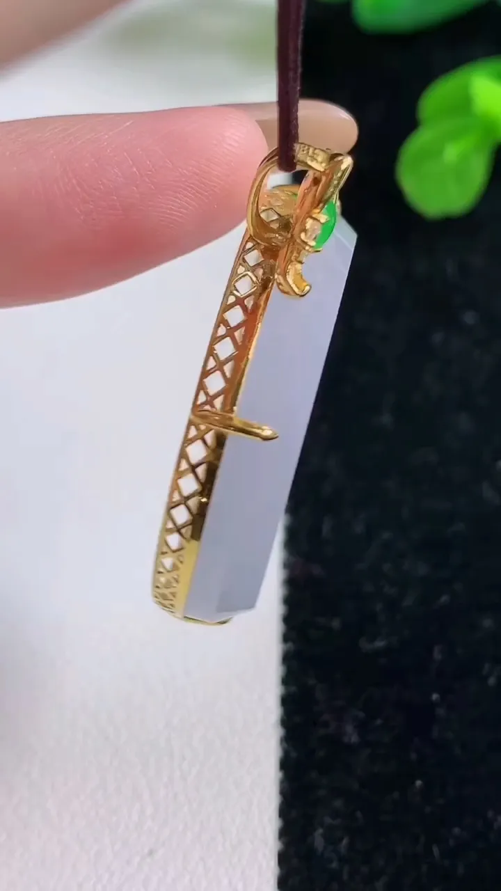 天然A货翡翠18K金紫罗兰无事牌吊坠，尺寸32.5-7，重量:14.28g
11月18日