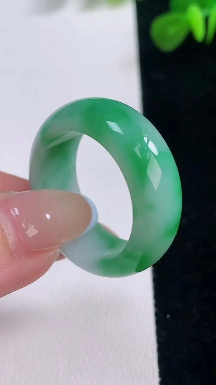 天然A货翡翠指环扳指，尺寸22.1-10.4-4.3，重:10.03g2025年11月18日
工厂直销收藏佳品,种好水足，色泽均匀，有种有色，上手高大气！
