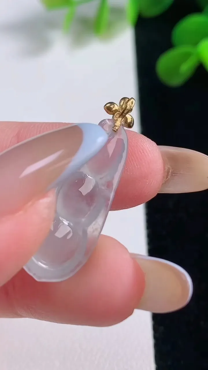 天然A货翡翠种白冰福豆吊坠，尺寸23-11-4.9，重量:1.98g
11月18日