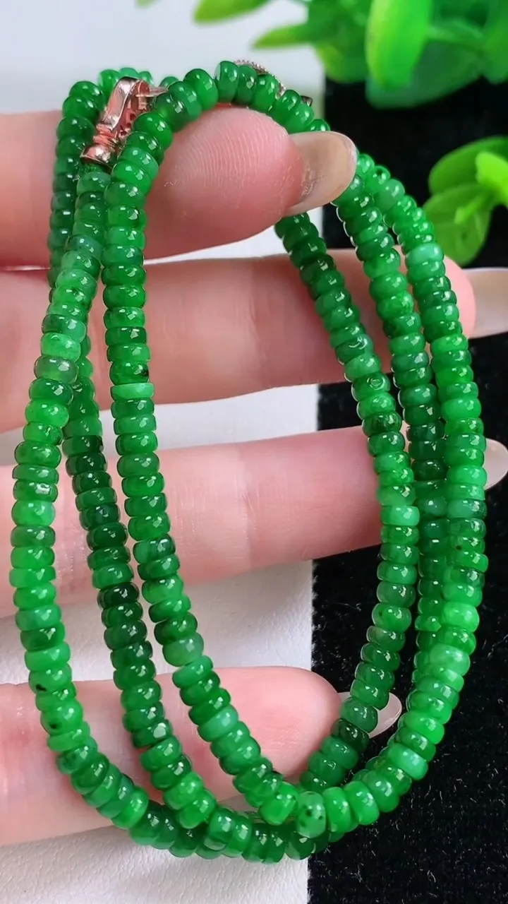 天然A货翡翠算盘珠项链，尺寸3.6-2-268颗，重量:20.82g11月18日
工厂直销收藏佳品,种好水足，色泽均匀，有种有色，上手高大气！