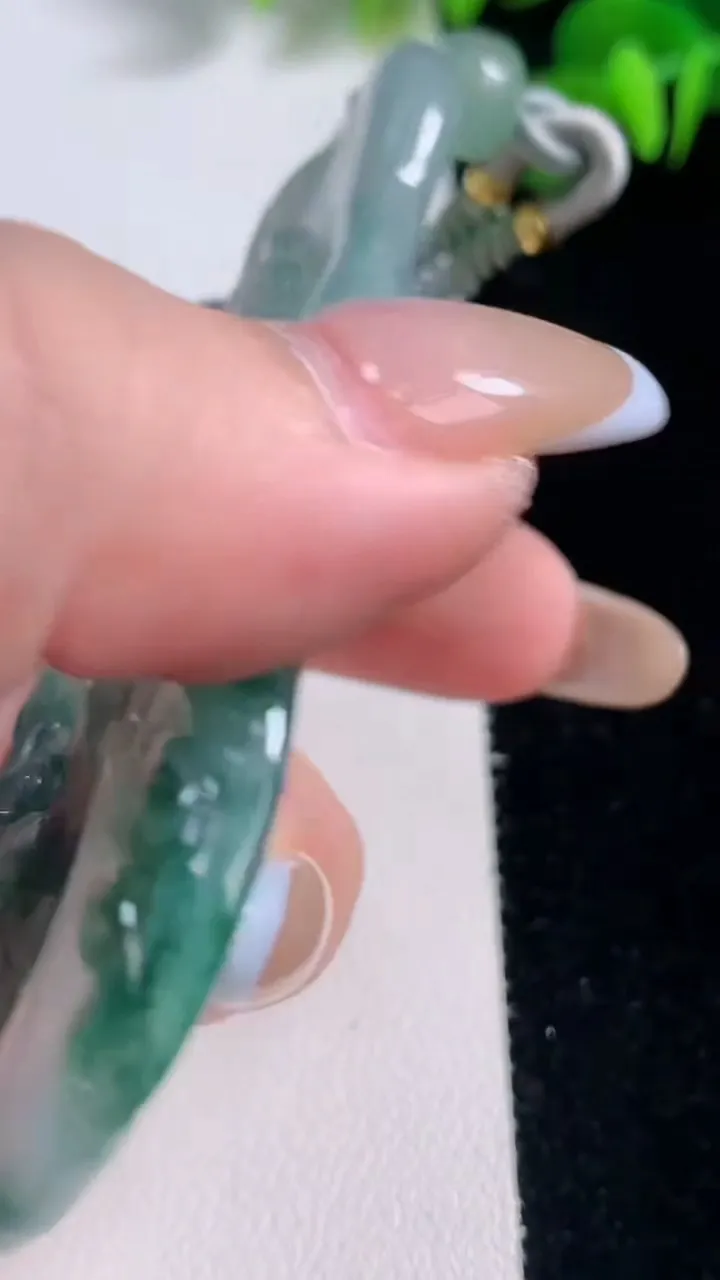 天然A货翡翠种飘花龙牌吊坠，尺寸76-39.2-8.5，重:48.34g
11月18日