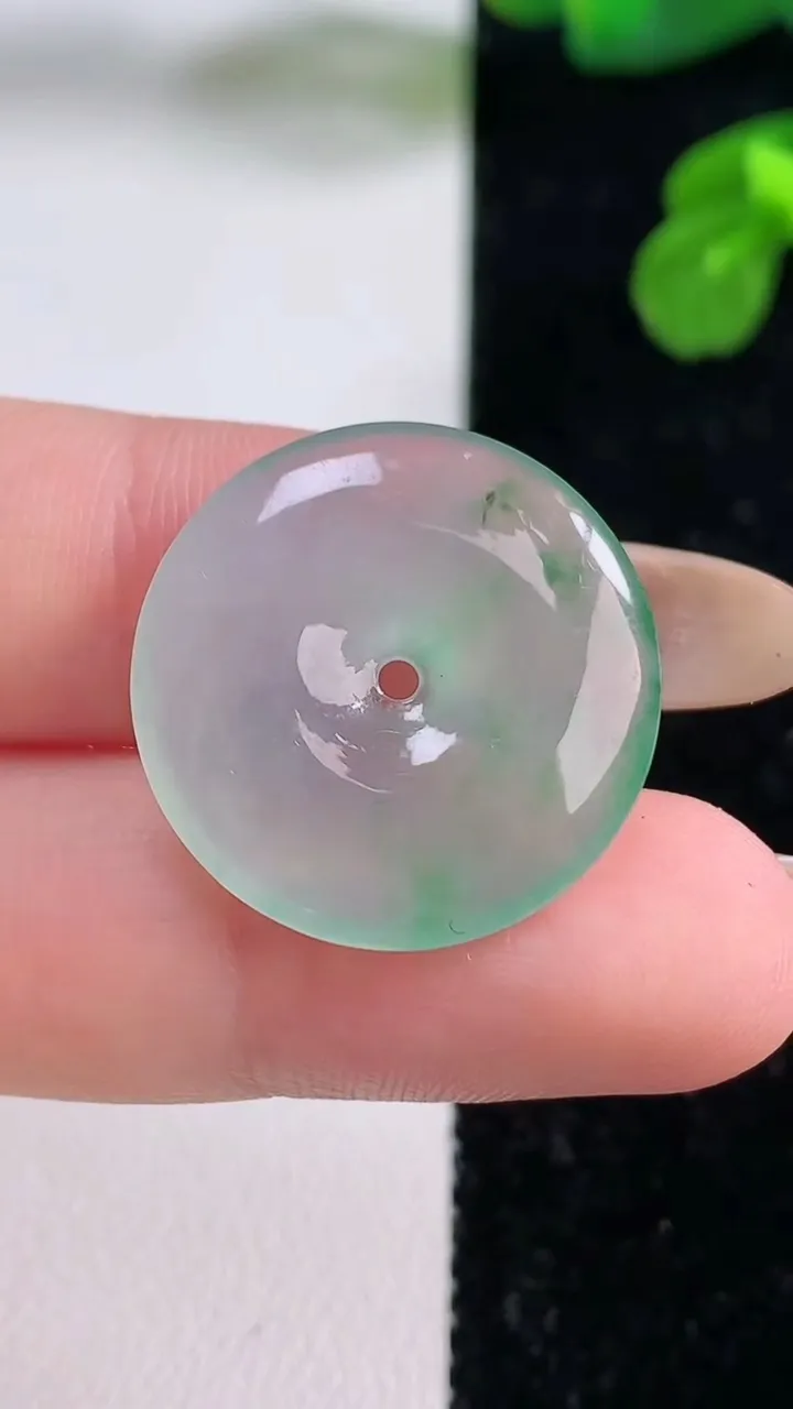 天然A货翡翠平安扣吊坠，尺寸22.6-3.7，重量:3.91g
11月18日