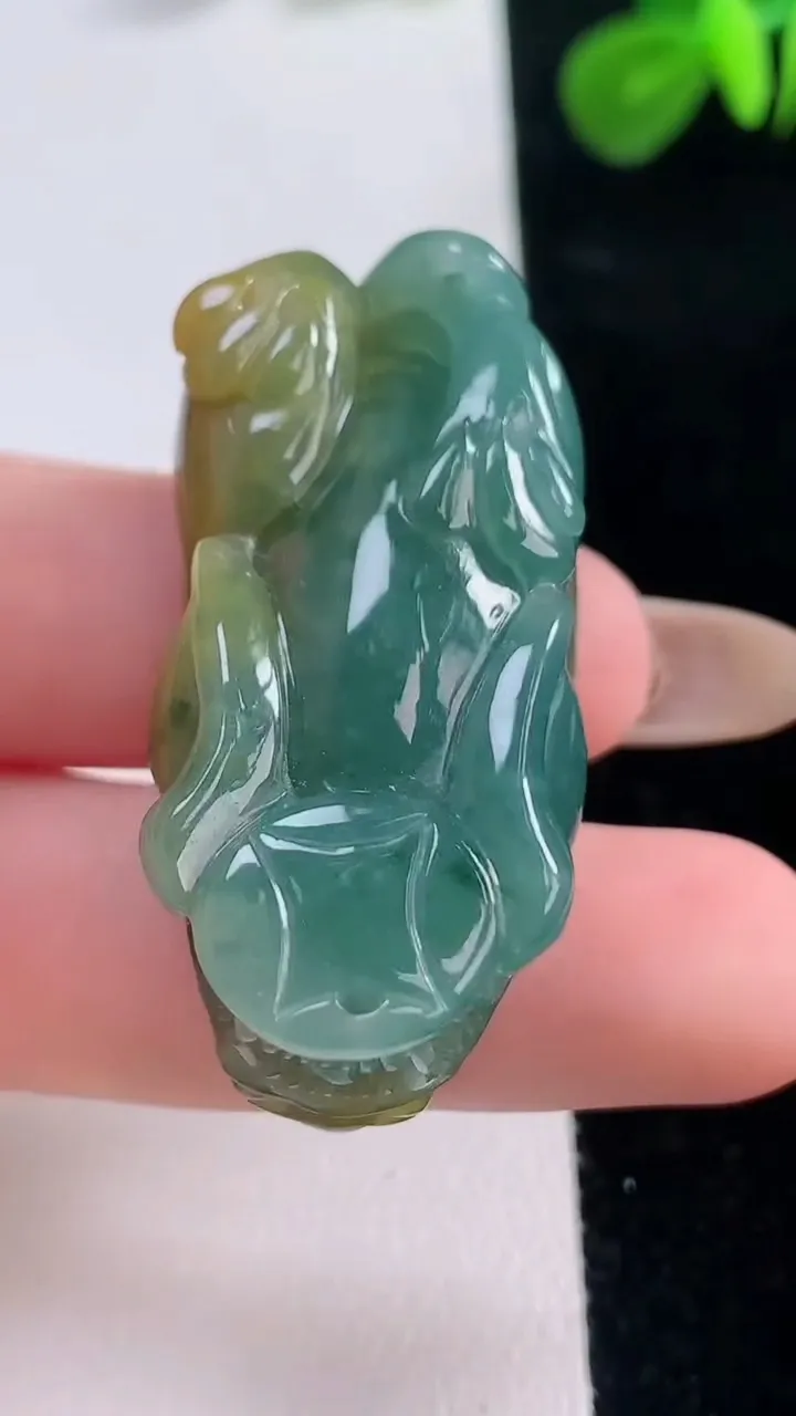 天然A货翡翠双彩貔貅吊坠，尺寸41.3-19.6-16.2，重:25.00g
11月18日
