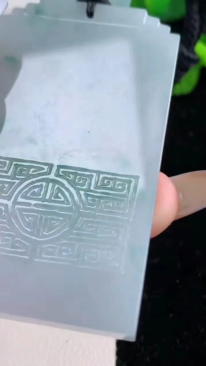 天然A货翡翠冰种飘花仿古无事牌吊坠，尺寸59.8-34-5.8，重量:45.09g
11月18日