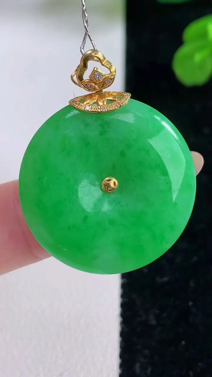 天然A货翡翠平安扣吊坠，尺寸25.7-4.5，重量:7.22g
11月18日