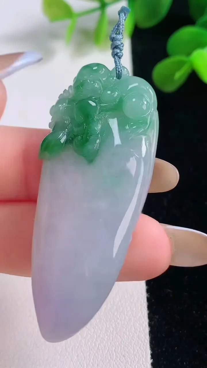 天然A货翡翠福瓜吊坠，尺寸54-21.7-6.7，重量:15.66g
11月18日
