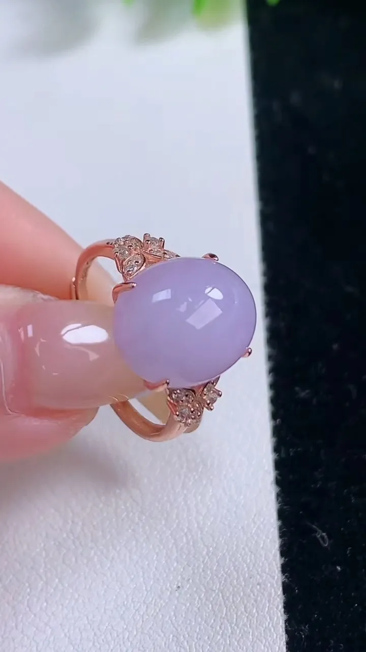 天然A货翡翠925银紫罗兰蛋面戒指，尺寸13.8-10.8-8，重量:3.24g2025年11月18日
工厂直销收藏佳品,种好水足，色泽均匀，有种有色，上手高大气！
