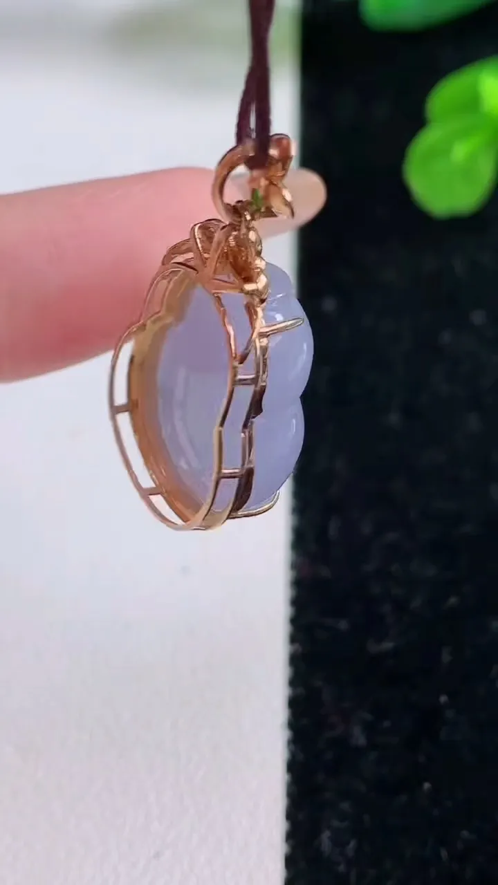 天然A货翡翠18K金紫罗兰葫芦吊坠，尺寸27.6-14.6-10，裸石18-13.3重量:4.46g
11月18日