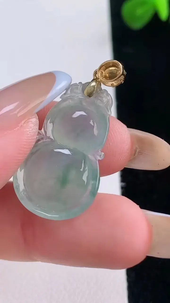 天然A货翡翠种飘花葫芦吊坠，尺寸32.5-16-5.3，重:3.64g
11月18日