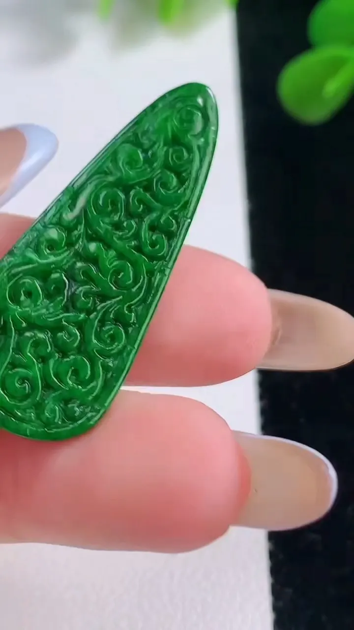 天然A货翡翠雕花无事牌吊坠，尺寸37.5-15.5-3，重量:3.31g
11月18日