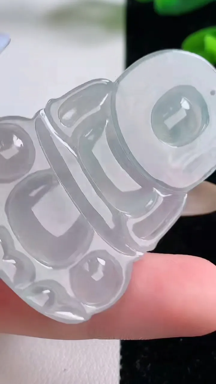 天然A货翡翠种白冰观音菩萨吊坠，尺寸52.4-34.5-5.2，重量:18.32g
11月18日