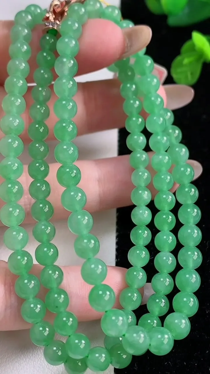天然A货翡翠圆珠项链，尺寸5.5-111颗，重量:32.01g11月18日
工厂直销收藏佳品,种好水足，色泽均匀，有种有色，上手高大气！