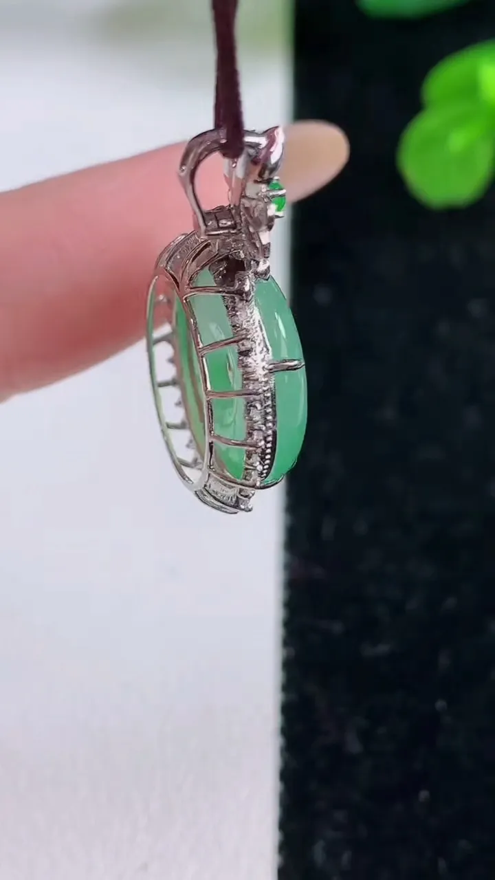 天然A货翡翠平安扣吊坠，尺寸26.7-16.5-6.4，重量:3.55g
11月18日