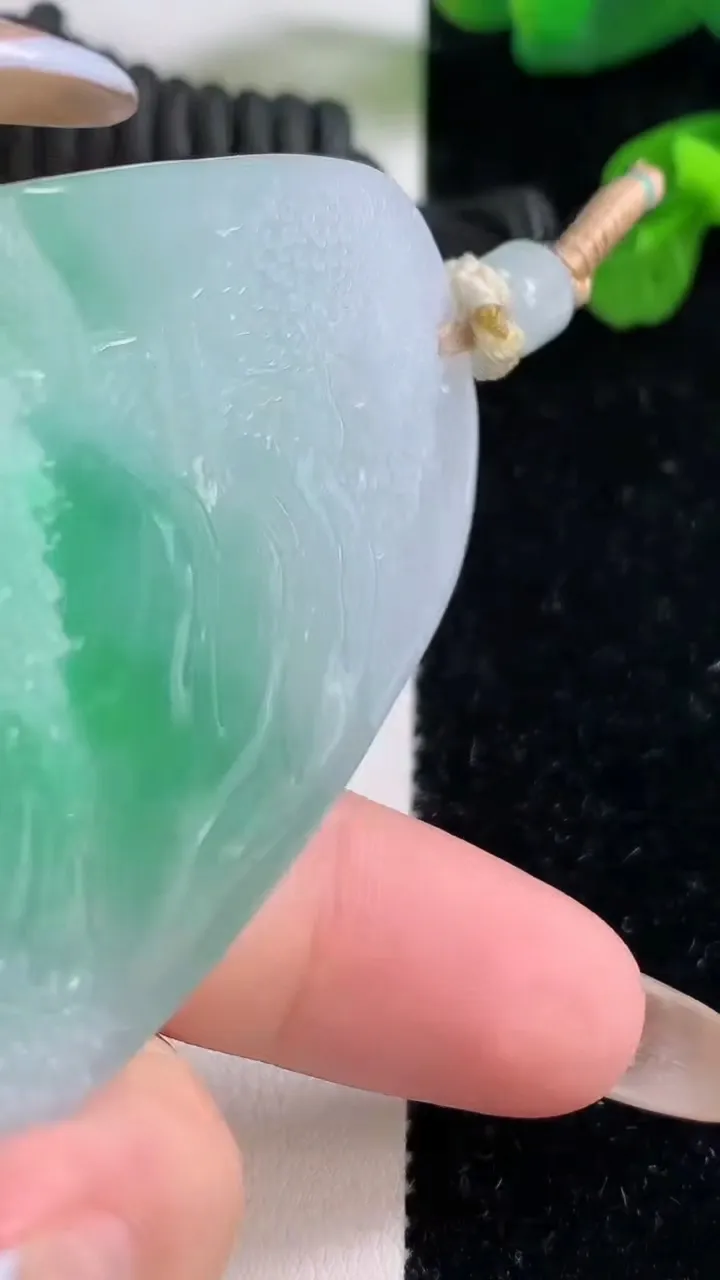 天然A货翡翠山水牌吊坠，尺寸62.3-42-9，重量:55.07g
11月18日