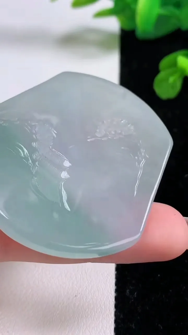 天然A货翡翠山水牌吊坠，尺寸50.6-46.3-4.2，重量:25.32g
11月18日