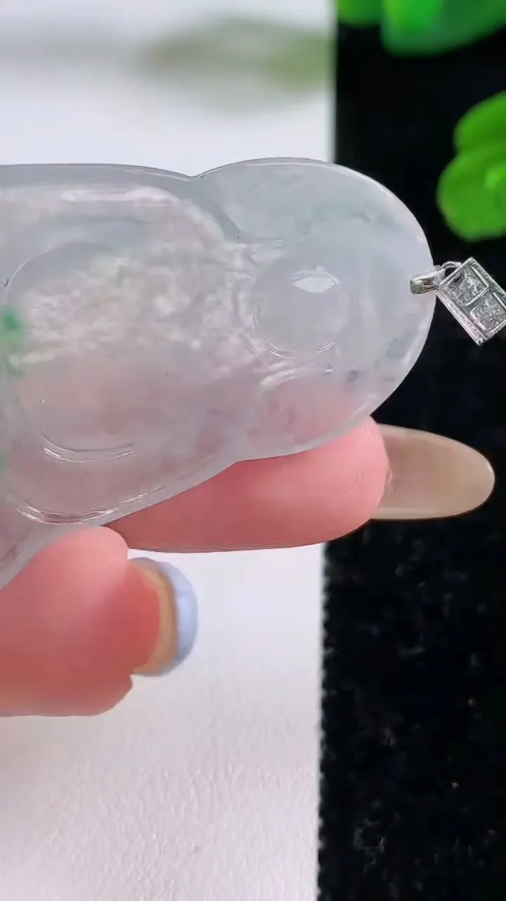 天然A货翡翠观音菩萨吊坠，尺寸47.5-33-4.5，重量:12.20g
11月18日